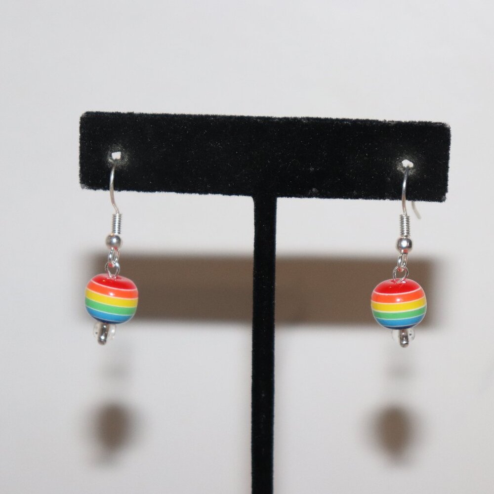 Beautiful NWOT Rainbow dangle beaded earrings 1.25"